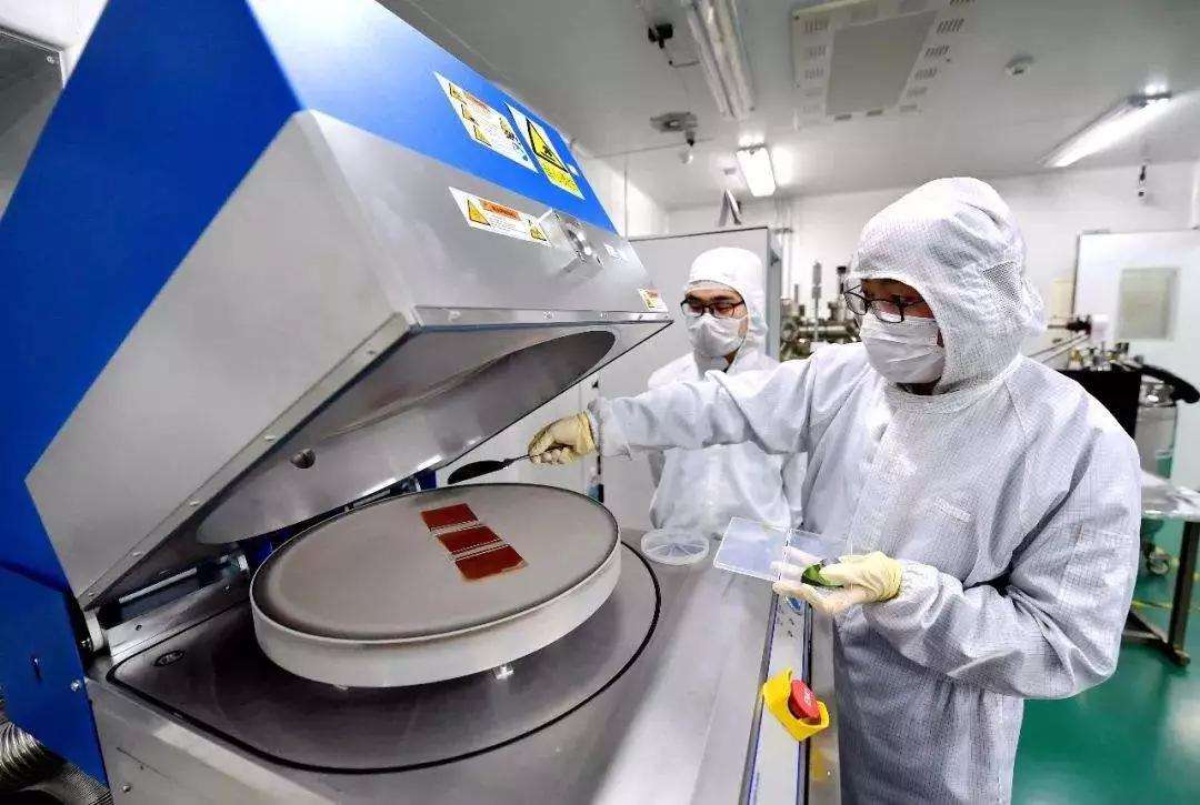 何止是ASML表态,中企巨头做出行动,将光刻机收入囊中