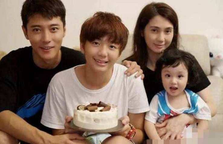 洪欣庆儿子20岁生日，与儿女合影太幸福，遗憾的是张丹峰又缺席