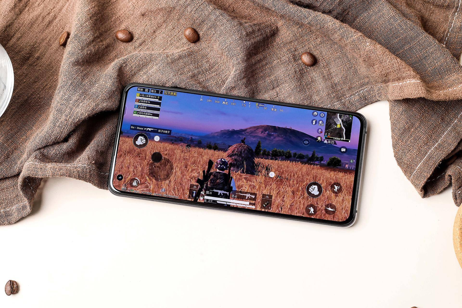 iQOO 5图赏：高颜值的外观下蕴藏着一颗强劲的“芯”