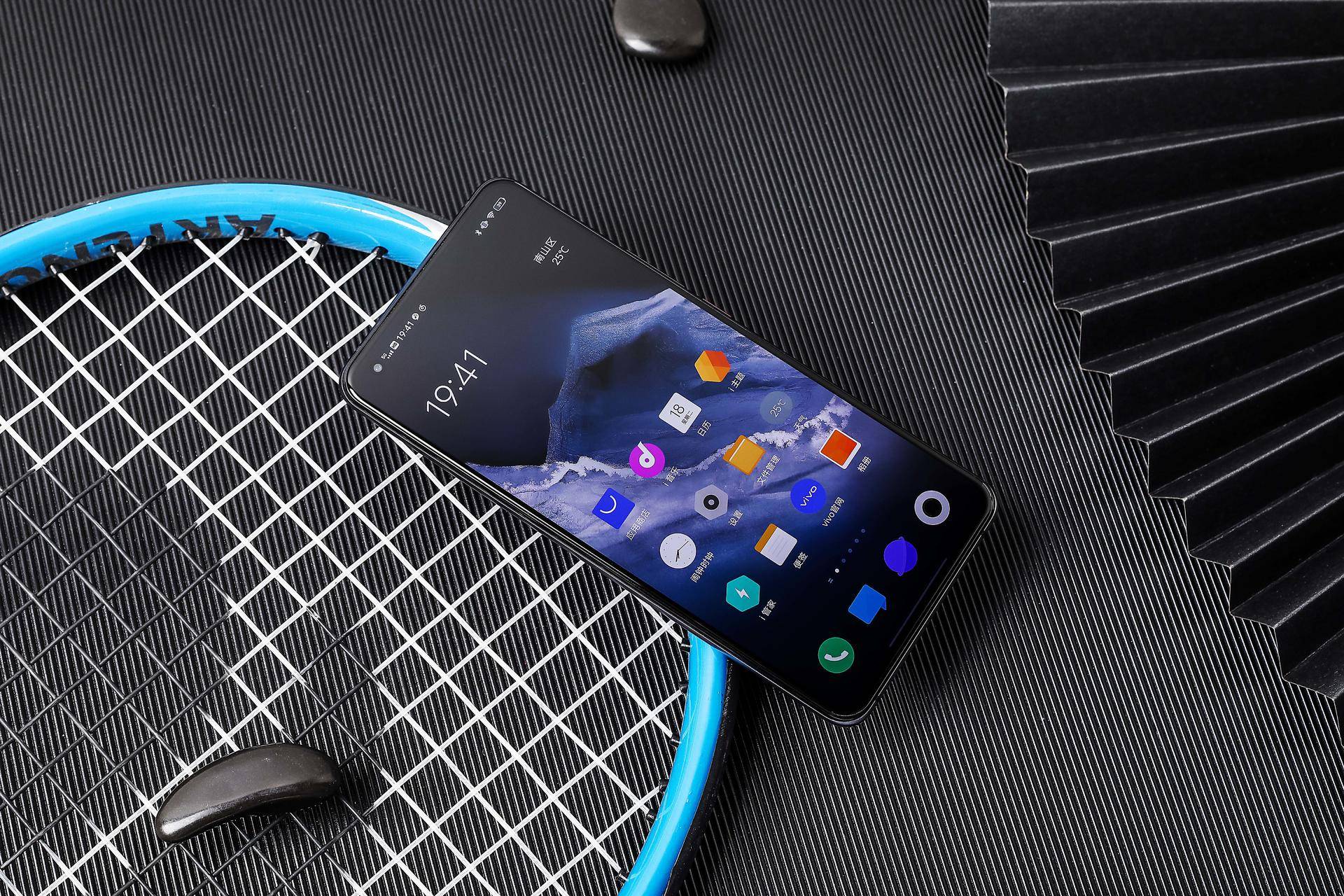 顶级旗舰iQOO 5展现极致性能！轻松胜任全场景