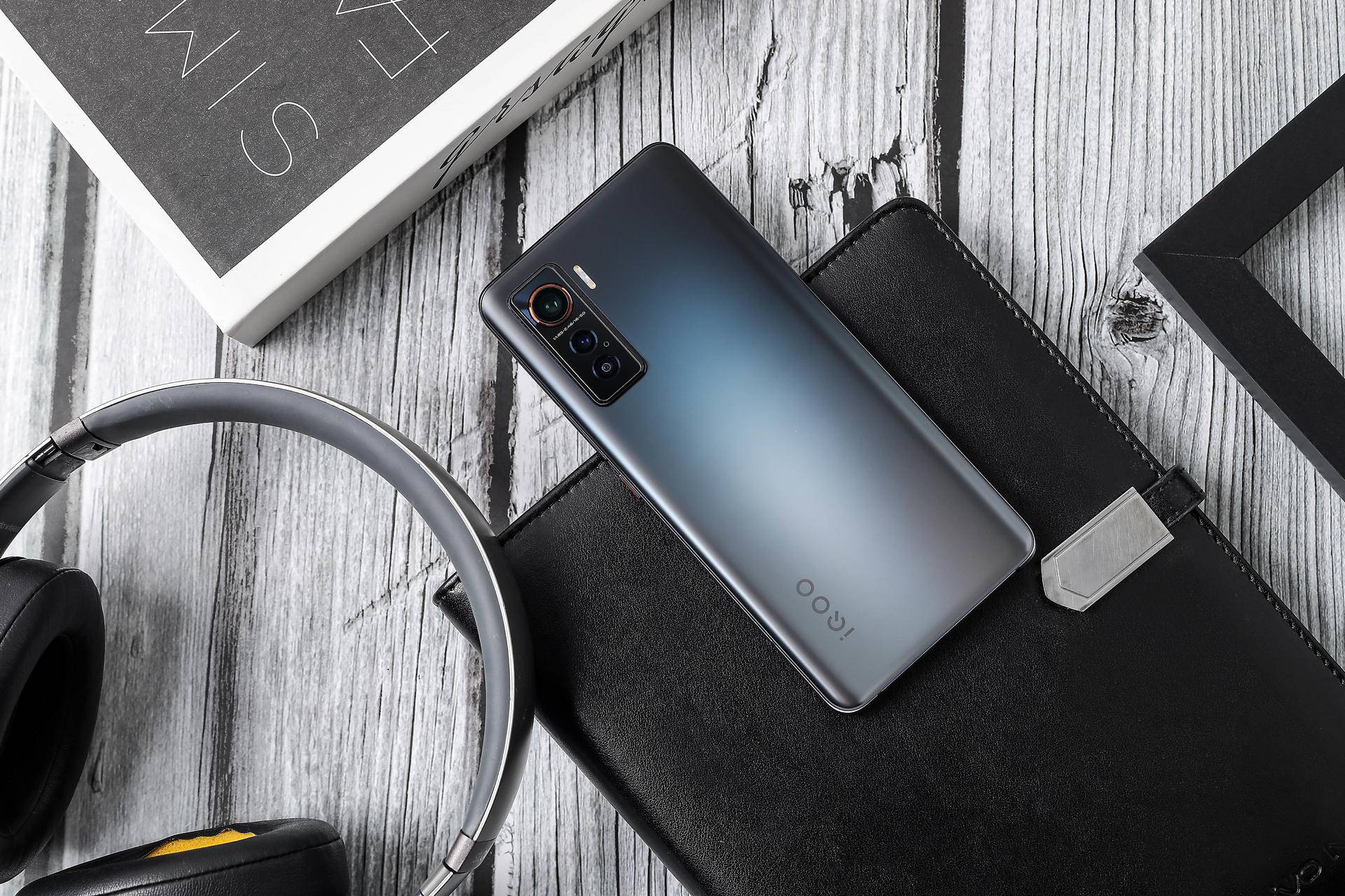 深度体验iQOO 5性能，科技感与能量感迸发，玩游戏很爽