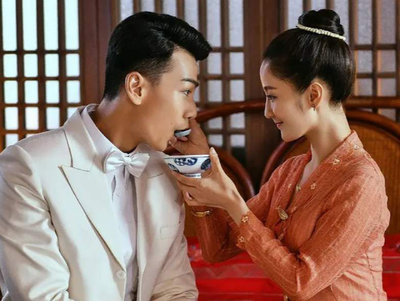 他有两个老婆，住楼上楼下相处融洽，他却后悔说：太辛苦