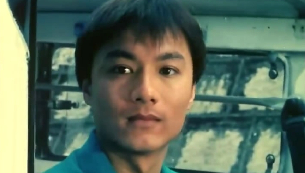 他和星爷是同班同学，为刘嘉玲退出娱乐圈，隐匿20多年今已苍老