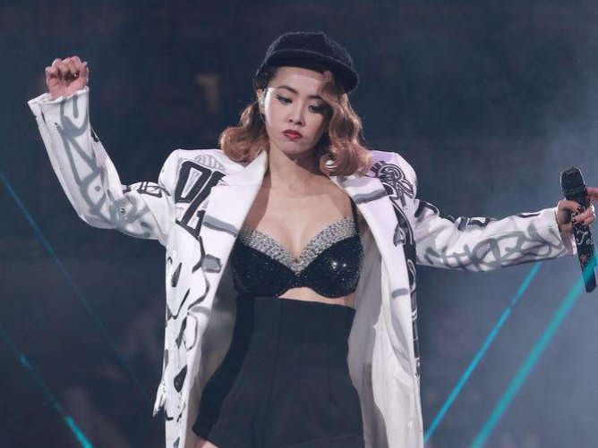 蔡依林有多撩人？微胖时的巅峰状态，这是完全不给模特留“活路”