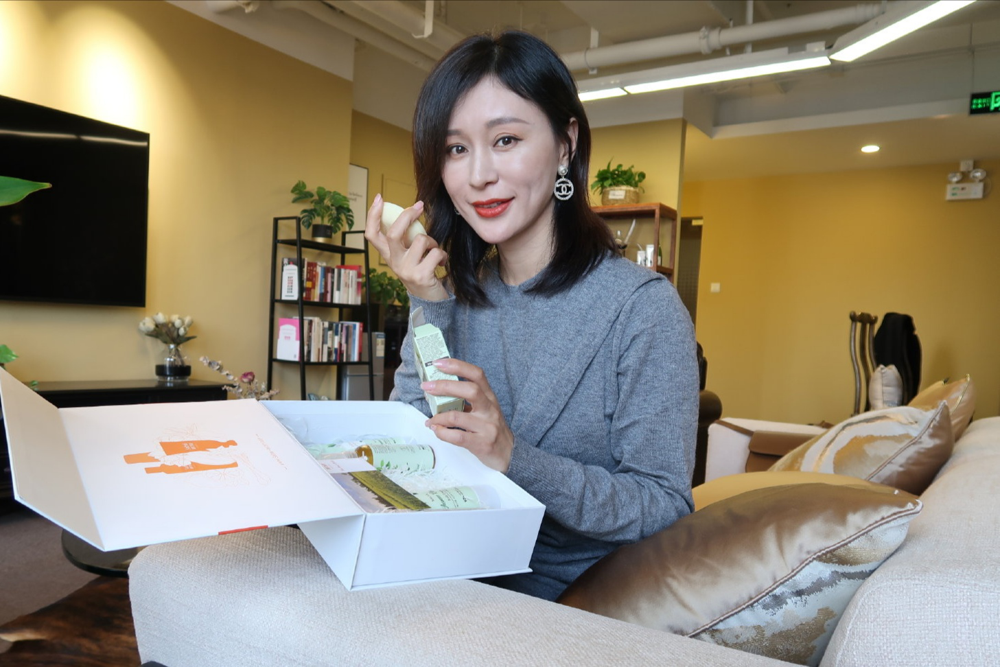 17岁中戏爱上穷小子，裸婚后为生活摆地摊，今因《三十而已》翻红