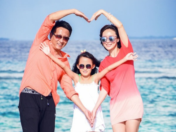 17岁中戏爱上穷小子，裸婚后为生活摆地摊，今因《三十而已》翻红