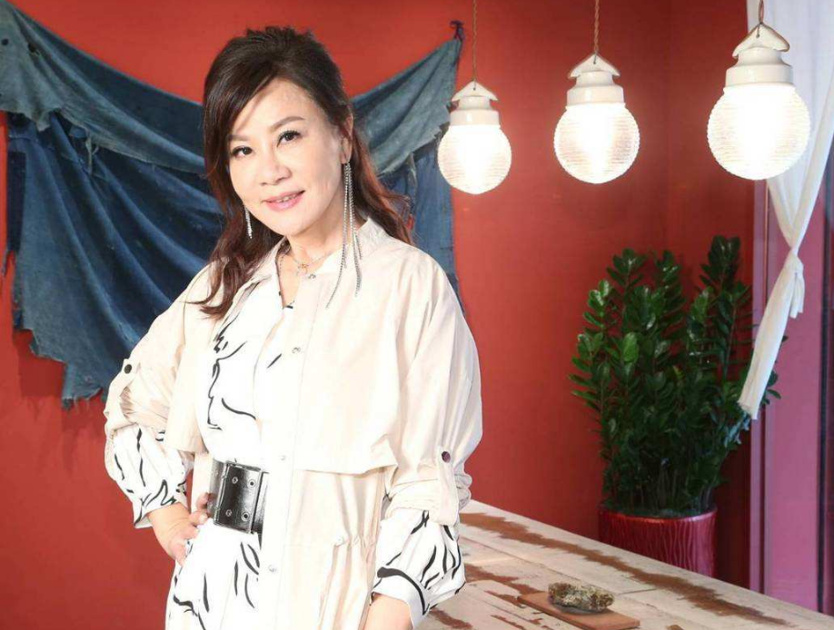 生下女儿不管不问，女儿自杀后才后悔，今59岁为儿子重返舞台