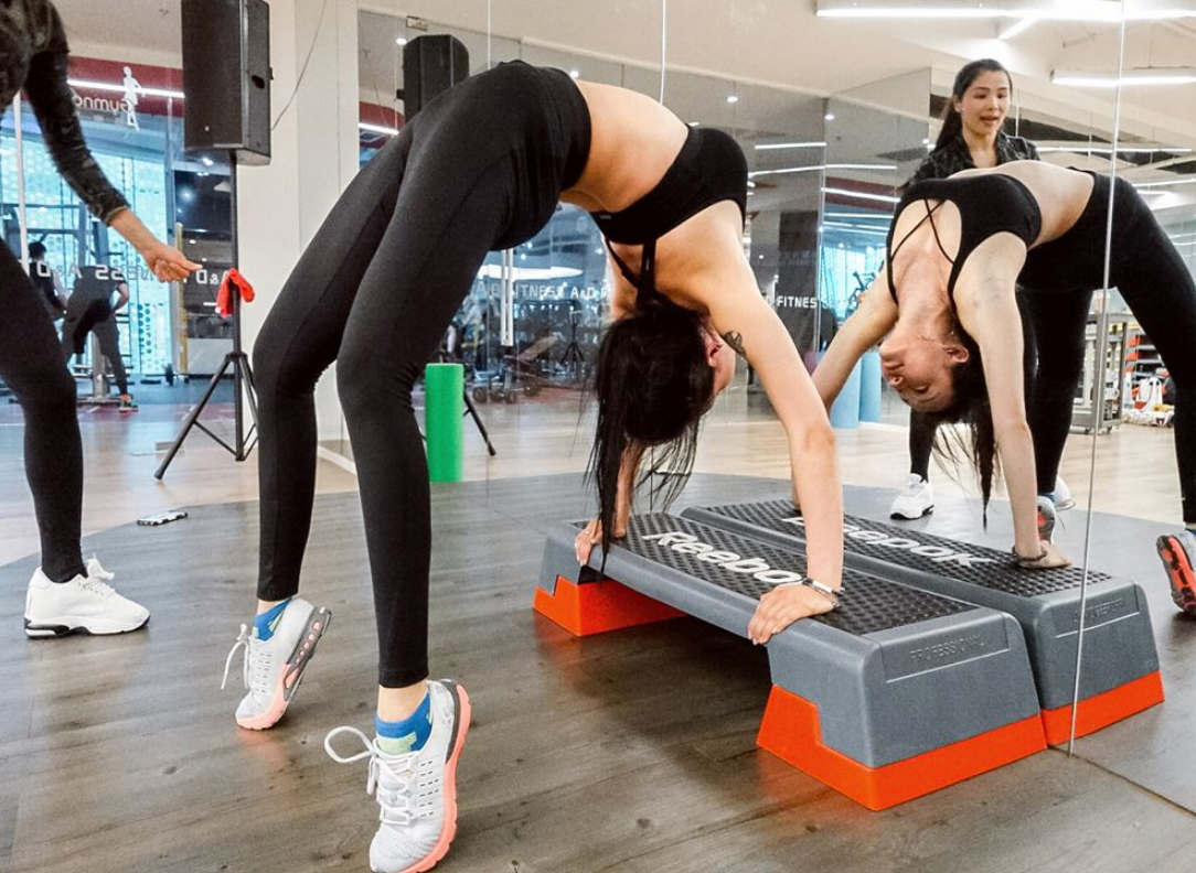 本是一位瑜伽老师，被成龙邀请拍电影走红，如今一节课收费10万