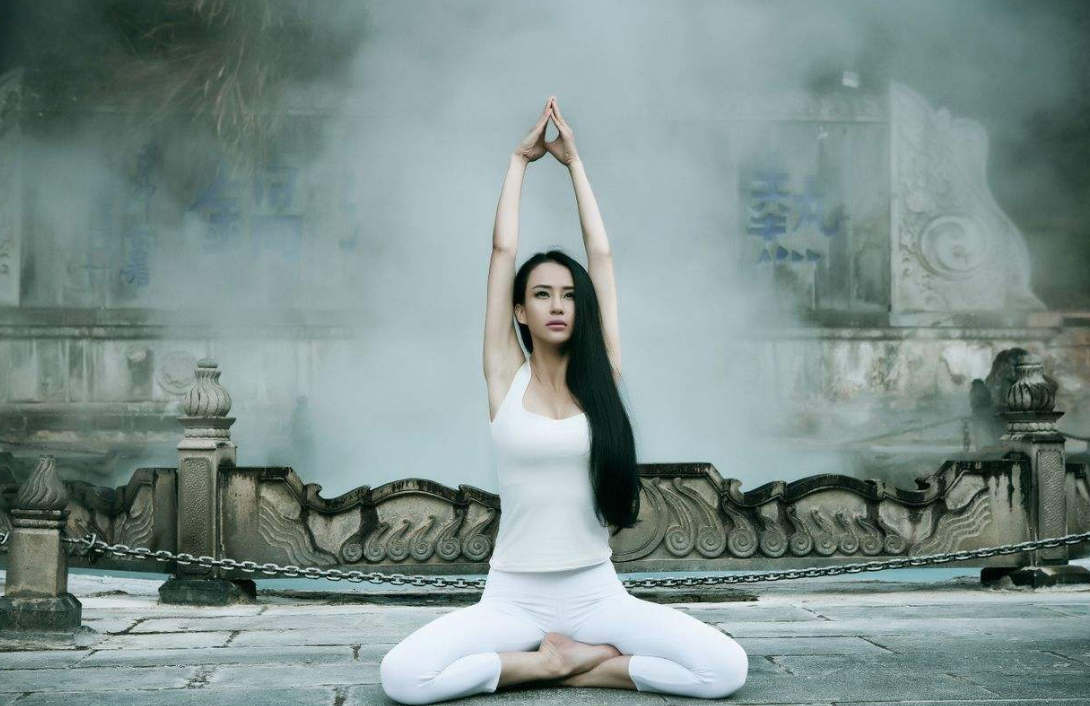 本是一位瑜伽老师，被成龙邀请拍电影走红，如今一节课收费10万