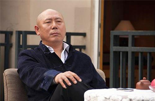 他是京城第一玩主，家住故宫边上，91年身价过亿，拍戏只是玩玩