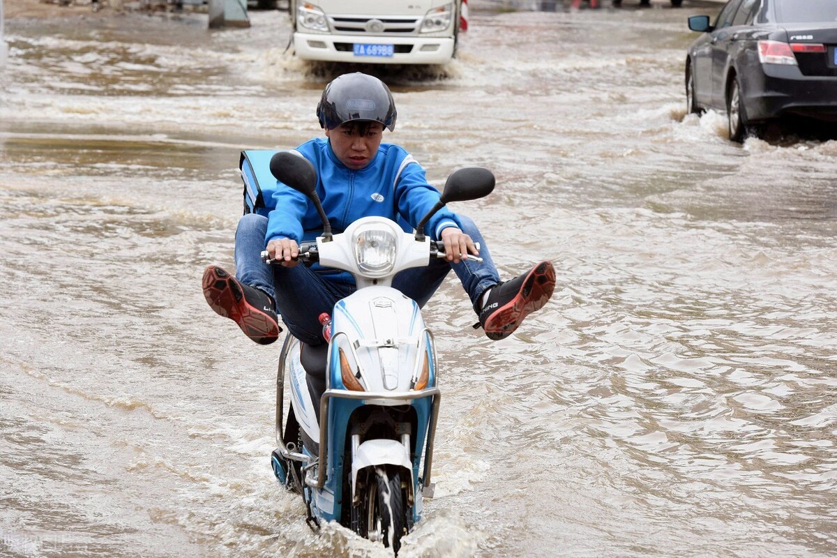 外卖小哥被困了？饿了么：用户多等5分钟，美团：给骑手留8分钟