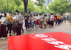 拼多多派发“五五购物节”消费券 万张消费券30分钟被抢购一空 原来如此是这
