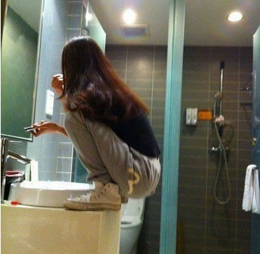 蹲在洗脸池的美女 站长图卦 女生 蹲厕所