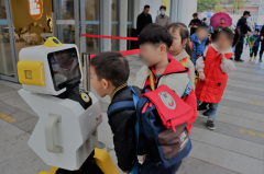 钉钉联合沃柯雷克推出晨检机器人 我就问你怕不怕