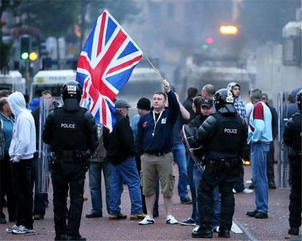 北爱尔兰骚乱不断！BBC却追着中国不放，中方回应罕见“点赞”