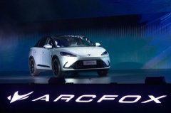 王兴，带头围观了华为第一辆车：特斯拉真正的对手来了