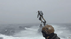 英国海军身着价值 305 万「钢铁侠装甲」飞行