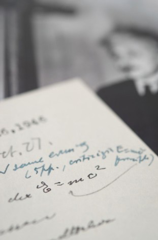 爱因斯坦亲笔信拍出 124 万美元,记有质能方程 E=mc?
