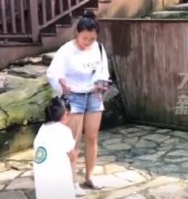 女子为哄娃狠拽孔雀羽毛