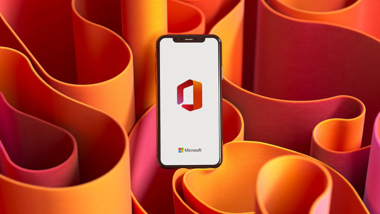 Android 版 Office 将在本月获得“文件卡”功能 Microsoft Office splash screen on a generic handset on an orange patterned background