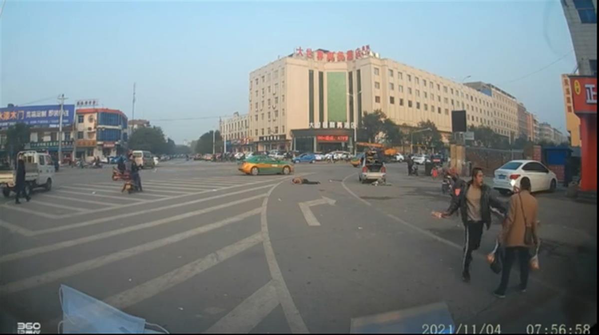 山西河津一男子持刀伤人，小货车司机驾车撞倒嫌疑人制止行凶