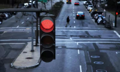 一个人对整个城市的红灯是积极的？河道交警回应