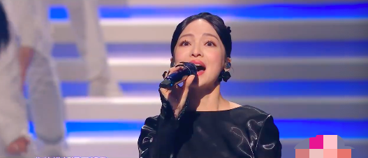 双11晚会看点：何炅主持状态好，张韶涵跑调遭吐槽，易烊千玺惊艳