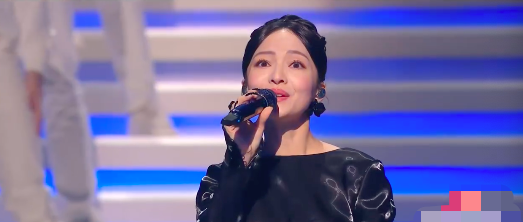 双11晚会看点：何炅主持状态好，张韶涵跑调遭吐槽，易烊千玺惊艳