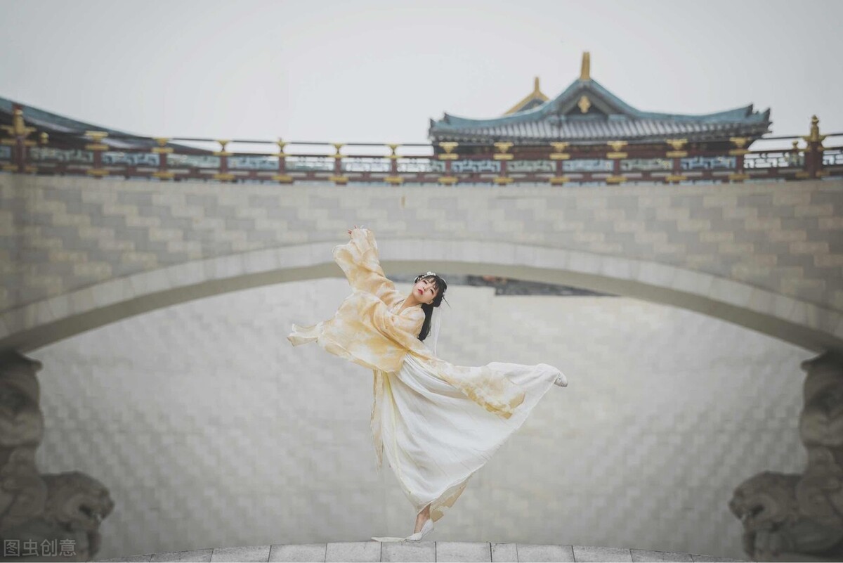 爱情现代诗句经典（最能打动人的现代情诗）