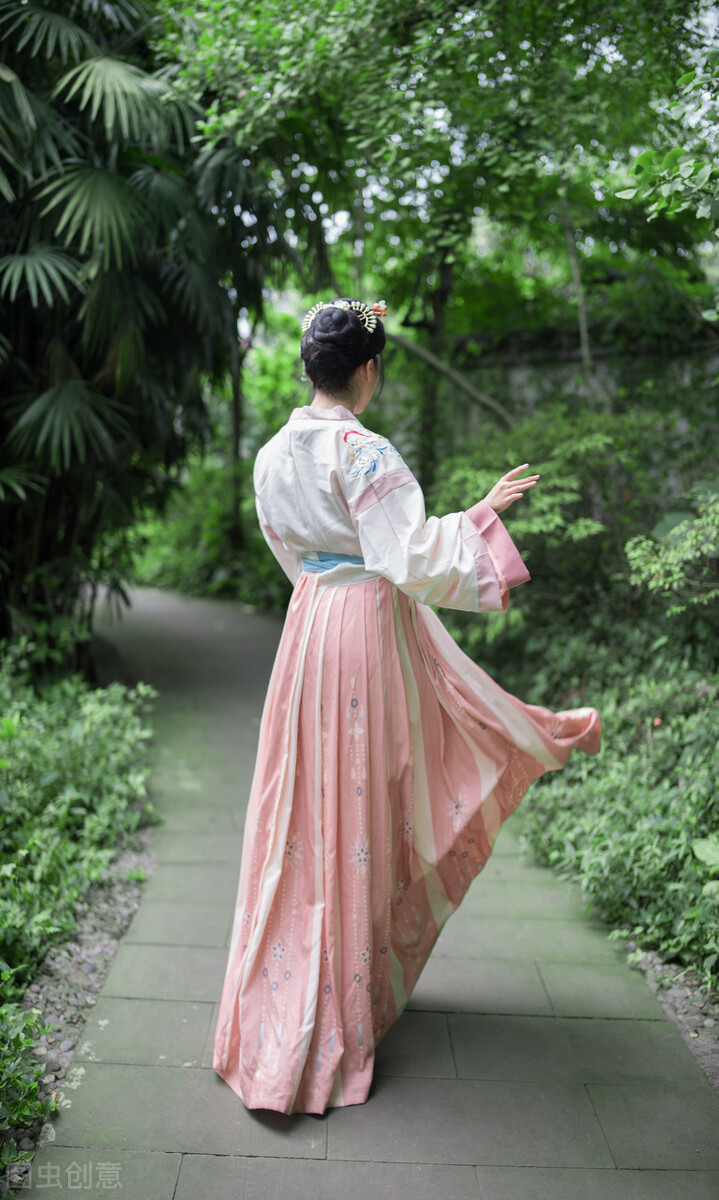 爱情现代诗句经典（最能打动人的现代情诗）