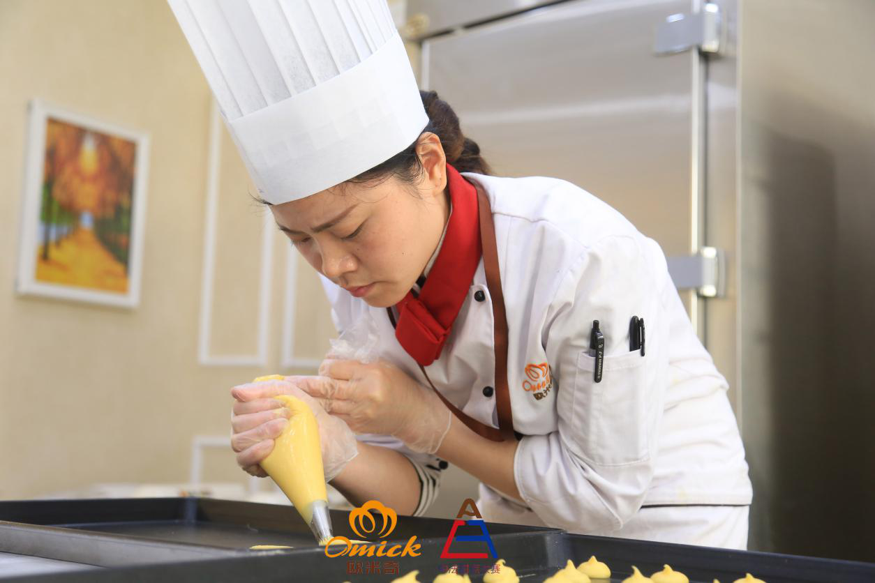 形容咖啡的醇香的词语（悠闲喝咖啡的唯美句子）