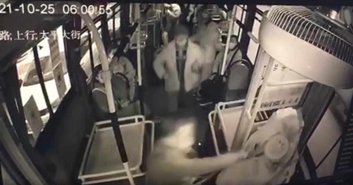 老人嫌公交开太慢打晕驾驶员（该施暴乘客涉嫌危害公共安全）