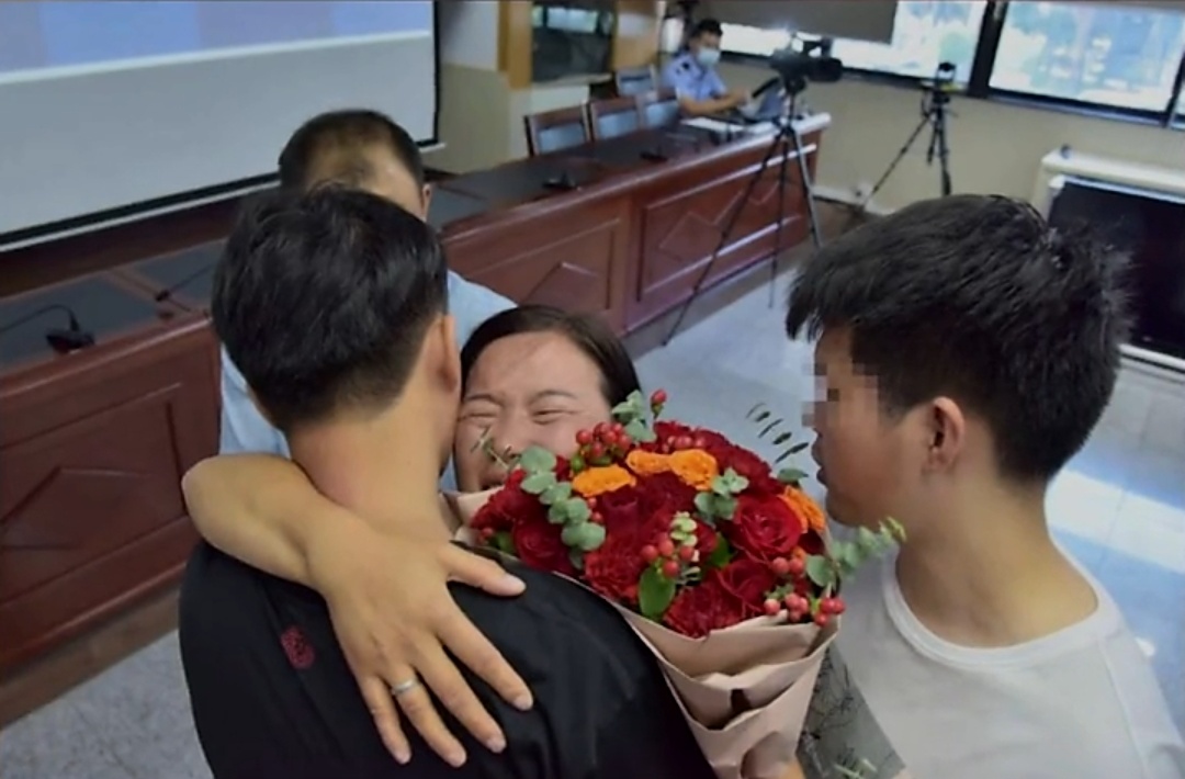 母亲卖房寻子跳楼前接到认亲电话（感谢打拐民警的不懈的努力）