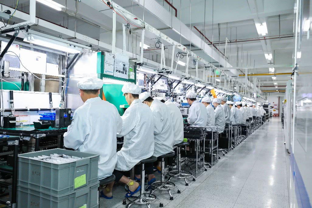 丈夫持刀泣声质问躲自家衣柜男子（暴力不是解决问题的正规途径）