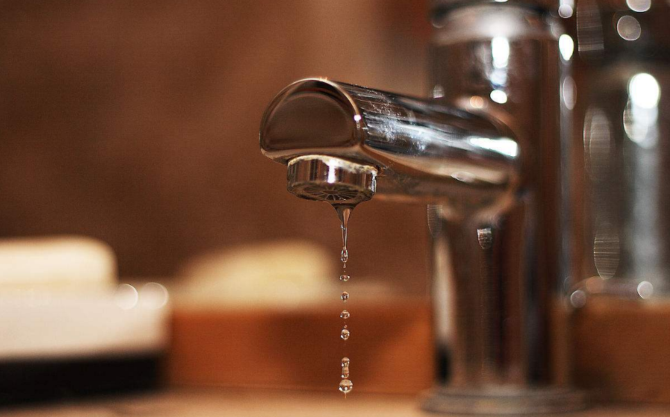 丈夫持刀泣声质问躲自家衣柜男子（暴力不是解决问题的正规途径）