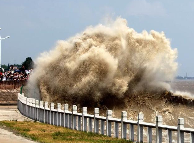 描写钱塘江大潮的诗句有哪些（与钱塘江大潮有关的诗句）