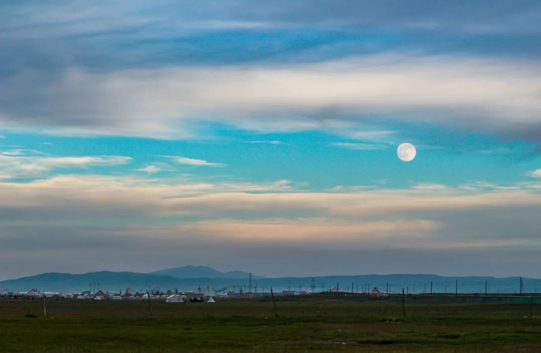 描写中秋节月亮的诗句（描写月亮的唯美诗句）