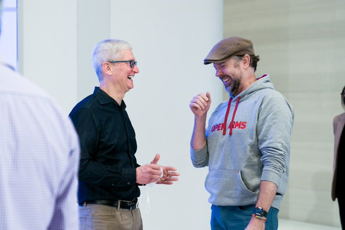 苹果公司庆祝洛杉矶 Grove Apple Store 零售店开业,CEO 库克现场参与互动