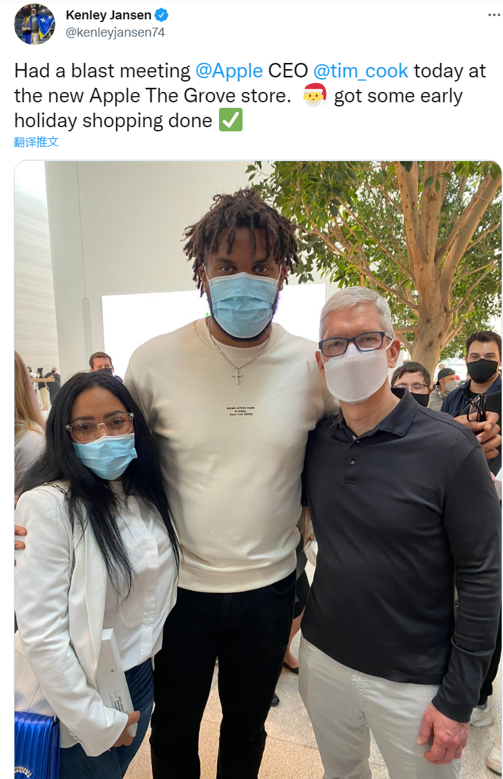 苹果公司庆祝洛杉矶 Grove Apple Store 零售店开业,CEO 库克现场参与互动