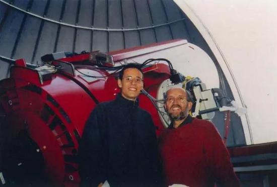  Mayer（右）和Queloz（左）在发现飞马座51b的望远镜前