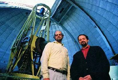 Marcy（右）和Butler（左）在Lick望远镜前