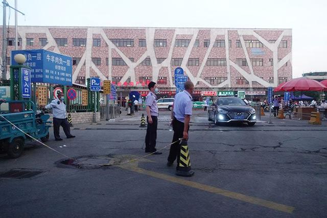 新发地牛羊肉交易大厅关闭 商户核酸检测结果拟今晚公布