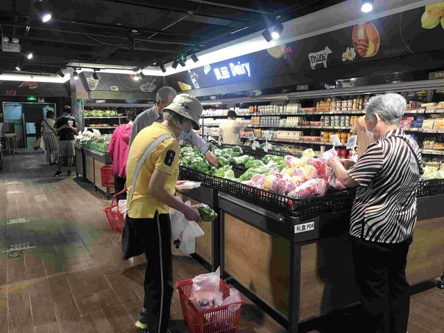 新发地市场供应北京80%农产品，暂时休市！会否影响生活必需品的正常供应？实地探访中有超市明示直供基地