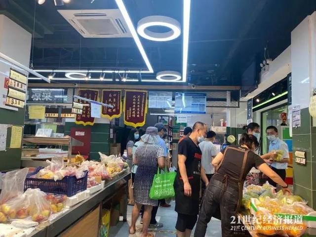 北京新发地45人咽拭子阳性！漩涡中的新发地市场：供应北京80%农产品，3天前刚开表彰大会